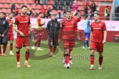 3. Liga; FC Ingolstadt 04 - Alemannia Aachen; Spiel ist aus, Niederlage, hängende Köpfe 1:2; Lukas Fröde (34, FCI) Max Besuschkow (17, FCI) Simon Lorenz (32, FCI) gehen vom Platz