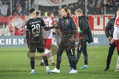 2.BL; SSV Jahn Regensburg - FC Ingolstadt 04; nach dem Spiel Unentschieden Remis, Cheftrainer Rüdiger Rehm (FCI) bedankt sich bei Arian Llugiqi (29, FCI)
