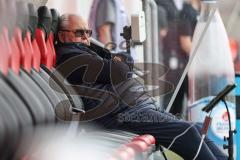 3. Liga; FC Ingolstadt 04 - VfL Osnabrück; Spiel ist aus, Niederlage, hängende Köpfe 0:1 bei Ingolstadt, Vorsitzender des Vorstandes Peter Jackwerth (FCI) sitzt auf der Bank