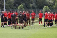 3.Liga - Saison 2023/2024 - Trainingsauftakt - FC Ingolstadt 04 - Cheftrainer Michael Köllner (FCI) gibt Anweisungen -  - Foto: Meyer Jürgen