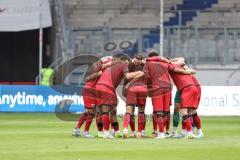 3. Liga; MSV Duisburg - FC Ingolstadt 04; vor dem Spiel Teambesprechung Mannschaft auf dem Feld Max Besuschkow (17, FCI)