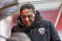 3. Liga; FC Ingolstadt 04 - Erzgebirge Aue; Cheftrainerin Sabrina Wittmann (FCI) lacht an der Seitenlinie, Spielerbank