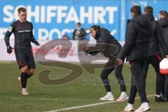 3. Liga - Saison 2025/26 - Hansa Rostock - FC Ingolstadt 04  - Cheftrainerin Sabrina Wittmann (FCI) gibt Anweisungen während einer Unterbrechung - Simon Lorenz (Nr.32 - FCI) - XXXXX - Foto: Meyer Jürgen