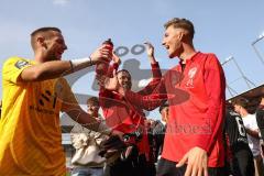 3. Liga; FC Ingolstadt 04 - SSV Ulm 1846; Sieg Jubel Freude 4:0, Spieler bedanken sich bei den Fans. Torschütze Benjamin Kanuric (8, FCI) Torwart Marius Funk (1, FCI)