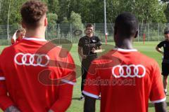 Bayernliga - Saison 2023/2024 - FC Ingolstadt 04 II - U21 - Trainingsauftakt - Cheftrainer Thomas Karg (FCI II) gibt Anweisungen - Foto: Meyer Jürgen