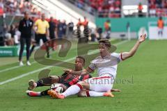 DFB-Pokal; FC Ingolstadt 04 - 1. FC Kaiserslautern; Zweikampf Kampf um den Ball Marcel Costly (22, FCI) Robinson Leon (37 FCK)