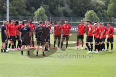 3.Liga - Saison 2023/2024 - Trainingsauftakt - FC Ingolstadt 04 - Cheftrainer Michael Köllner (FCI) gibt Anweisungen -  - Foto: Meyer Jürgen