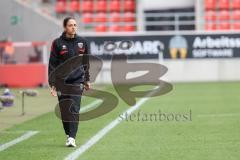 3. Liga; FC Ingolstadt 04 - SSV Ulm; Cheftrainerin Sabrina Wittmann (FCI) angespannt an der Seitenlinie, Spielerbank