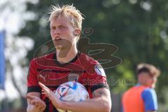 Toto-Pokal; Finale; FV Illertissen - FC Ingolstadt 04; Tobias Bech (11, FCI) applaudiert zu den mitgereisten Fans