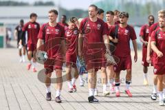 3. Liga; FC Ingolstadt 04 - Trainingsauftakt nach Sommerpause; Mannschaft kommt zum Trainingsplatz, vorne Neuzugang Vinko Šapina (41, FCI) Simon Lorenz (32, FCI)