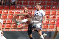 3. Liga; SpVgg Unterhaching - FC Ingolstadt 04; Zweikampf Kampf um den Ball Simon Lorenz (32, FCI) Stiefler Manuel (8 SpVgg)