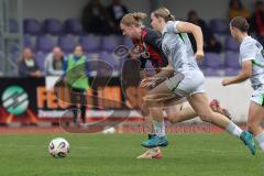 2. Frauen Bundesliga - Saison 2025/26- FC Ingolstadt 04 - VFL Wolfsburg - Nina Penzkofer (Nr.29 - FC Ingolstadt Frauen I) - Clara Oppermann weiss Wolfsburg links - Foto: Meyer Jürgen