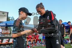 * Testspiel - 3. Liga - Saison 2025/26 - FC Ingolstadt 04 - VFB Eichstätt - - Cheftrainerin Sabrina Wittmann (FC Ingolstadt 04) beim Autogramme schreiben - Selfie machen - Foto: Meyer Jürgen