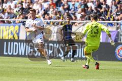 3. Liga; 1. FC Saarbrücken - FC Ingolstadt 04 - Torchance verpasstSebastian Grönning (11, FCI) Torwart Menzel Phillip (13 FCS)