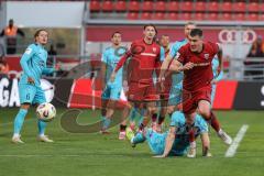 3. Liga; FC Ingolstadt 04 - FC Viktoria Köln; Zweikampf Kampf um den Ball Jonas Scholz (15, FCI) Otto David (10 VK)