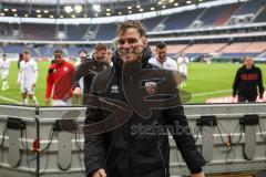 3. Liga; Hannover 96 II - FC Ingolstadt 04; Sieg Jubel Freude 0:4, Spieler bedanken sich bei den Fans und gehen hoch zu ihnen, Simon Lorenz (32, FCI)