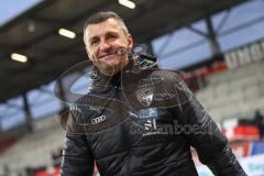 3. Liga; FC Ingolstadt 04 - 
Rot-Weiss Essen 2:1; Sieg Jubel Freude Spieler bedanken sich bei den Fans, Ehrenrunde, Cheftrainer Michael Köllner (FCI)