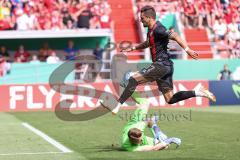 DFB-Pokal; FC Ingolstadt 04 - 1. FC Kaiserslautern; Torchance verpasst Pascal Testroet (37, FCI) Torwart Krahl Julian (1 FCK)