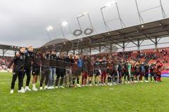 3. Liga; FC Ingolstadt 04 - Rot-Weiss Essen; Sieg Jubel Freude Tanz Spieler bedanken sich bei den Fans links mit Cheftrainer Achim Beierlorzer (FCI)