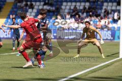 3. Liga - Saison 2025/26 - TSG Hoffenheim II - FC Ingolstadt 04  - Max Besuschkow (Nr.17 - FCI) - Torwart Lukas Blöndal Petersson (Nr.1 - TSG Hoffenheim II) - Foto: Meyer Jürgen