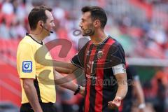 DFB-Pokal; FC Ingolstadt 04 - 1. FC Kaiserslautern; Diskussion Lukas Fröde (34, FCI) mit Schiedsrichter