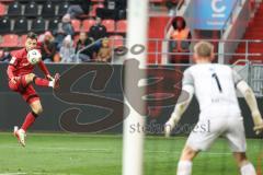 3. Liga; FC Ingolstadt 04 - Rot-Weiss Essen; Torchance verpasst Max Besuschkow (17, FCI) Torwart Golz Jakob (1 RWE)