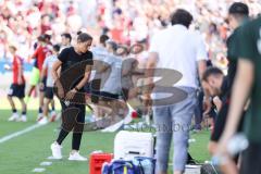 3. Liga; SpVgg Unterhaching - FC Ingolstadt 04; Spiel ist aus Niederlage, hängende Köpfe Cheftrainerin Sabrina Wittmann (FCI) geht vom Feld