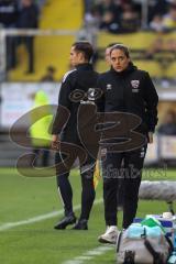 3. Liga; Alemannia Aachen - FC Ingolstadt 04; an der Seitenlinie, Spielerbank Cheftrainerin Sabrina Wittmann (FCI) schaut auf die Anzeige