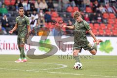 3. Liga; VfB Stuttgart 2 - FC Ingolstadt 04; Niclas Dühring (18, FCI) Marcel Costly (22, FCI) Schuß Freistoß