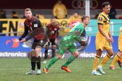 3. Liga; FC Ingolstadt 04 - SG Dynamo Dresden; beschwert sich, Torchance Jannik Mause (7, FCI) Torwart Broll Kevin (35 DD)