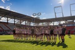 2. Frauen-Bundesliga; FC Ingolstadt 04 - SC Sand; Spiel ist aus, Spielerinnen bedanken sich bei den Fans,