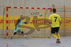 Lotto Bayern Hallencup - Saison 2024/25 - FC Hitzhofen/Oberzell - TSV Ober./Unterhaunstadt- 6 Meter schiessen - Tobias Dietze gelb Hitzhofen  - Martin Krumpietz TW Ober/Unterhaunstadt - Foto: Meyer Jürgen