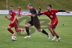 Kreisliga - Saison 2024/25- SV Kasing - SV Eitensheim - Jonas Götz schwarz Kasing - Marco Fachner rot Eitenheim - Niklas Elm rot Eitensheim  links - Foto: Meyer Jürgen