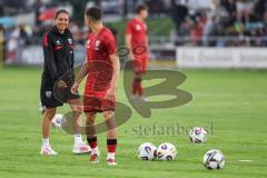 Toto Pokal; FC Sportfreunde Schwaig - FC Ingolstadt 04; Cheftrainerin Sabrina Wittmann (FCI) vor dem Spiel mit Emre Gül (5, FCI)