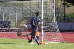 Kreisklasse - Saison 2025/26- TSV Ingolstadt Nord - FC Arnsberg - MArco Meier blau Arnsberg vergibt einen Torchance - Taha Yumak Torwart Ing.Nord - Foto: Meyer Jürgen