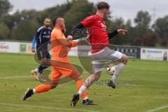 Kreisliga - Saison 2025/26- SV Hundszell - TV Münchsmünster - Lukas Konradi rot Hundszell - Florian Wagner Torwart Münchsmünster - Foto: Meyer Jürgen