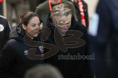 3. Liga; SSV Jahn Regensburg - FC Ingolstadt 04; vor dem Spiel Cheftrainerin Sabrina Wittmann (FCI) Geschäftsführers Dietmar Beiersdorfer (FCI Sport Kommunikation)