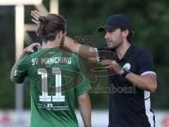 Landesliga - Saison 2026/27 - SV Manching - SC Olching - Cheftrainer Cüneyt Köz (SV Manching) im Gespräch mit Daniel Schweiger (Nr.11 - SV Manching) - XXXXX - Foto: Meyer Jürgen