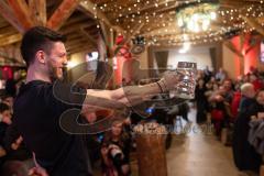 3. Liga; FC Ingolstadt 04 - Fantreffen im Sport-Treff Senners Alm, volles Haus; Maskrugstemmen, Linus Rosenlöcher (19, FCI) gibt die Ausgangszeit vor