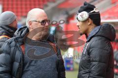 3. Liga - Saison 2025/26 - FC Ingolstadt 04 - Energie Cottbus - Vorsitzender des Vorstandes Peter  Jackwerth (FCI) spricht mit Justin Butler - XXXXX - Foto: Meyer Jürgen