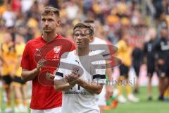 3. Liga; SG Dynamo Dresden - FC Ingolstadt 04; Spieler bedanken sich bei den Fans, Niederlage, hängende Köpfe, Moritz Seiffert (23, FCI) Julian Kügel (31, FCI)