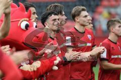3. Liga; FC Ingolstadt 04 - SSV Ulm; Sieg Jubel Freude nach dem Spiel, Team tanz und singt Davide Sekulovic (33, FCI)