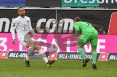 3. Liga - Dynamo Dresden - FC Ingolstadt 04 - Fatih Kaya (9, FCI) kommt zu spät, Torwart Kevin Broll (1 Dresden)