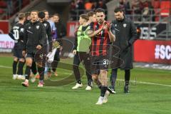 3. Liga; FC Ingolstadt 04 - Alemannia Aachen; Niederlage, hängende Köpfe 0:3, Spieler bedanken sich bei den Fans Fan Fankurve Banner Fahnen Spruchband  Pascal Testroet (37, FCI) Lukas Fröde (34, FCI) Marcel Costly (22, FCI) Moritz Seiffert (23, FCI)