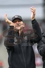 3. Liga; FC Ingolstadt 04 - Rot-Weiss Essen; Sieg Jubel Freude Tanz Spieler bedanken sich bei den Fans links mit Cheftrainer Achim Beierlorzer (FCI)