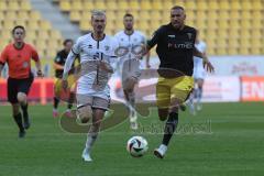 3. Liga - Saison 2024/25 - Alemannia Aachen - FC Ingolstadt 04  - Dennis Borkowski (Nr.7 - FCI) - Lamar Yarbrough (Nr.25 - Alemannia Aachen) - Foto: Meyer Jürgen