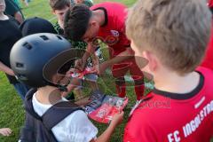 * Testspiel - 3. Liga - Saison 2025/26 - FC Ingolstadt 04 - VFB Eichstätt - - Deniz Zeitler (Nr.38 - FC Ingolstadt 04) beim Autogramme schreiben - Foto: Meyer Jürgen