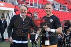 3. Liga - Saison 2024/25 - FC Ingolstadt 04 - SV Wehen Wiesbaden - Verabschiedung - Torwart Marius  Funk (Nr.1 - FCI) - Geschäftsführer Sport und Kommunikation Dietmar Beiersdorfer (FCI) - Foto: Meyer Jürgen