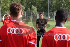 Bayernliga - Saison 2023/2024 - FC Ingolstadt 04 II - U21 - Trainingsauftakt - Cheftrainer Thomas Karg (FCI II) gibt Anweisungen - Foto: Meyer Jürgen