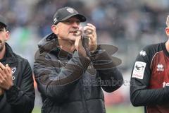 3. Liga; FC Ingolstadt 04 - MSV Duisburg; Sieg Jubel Freude nach dem Spiel. Spieler bedanken sich bei den Fans Cheftrainer Achim Beierlorzer (FCI)